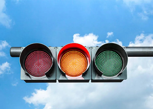 马路上那么多信号灯，这两个灯有什么区别呢？